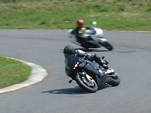 先行車を追ってサーキットのコーナーを立ち上がるCBR600RR