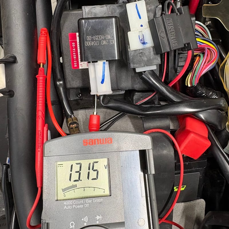 同じ位置でキーONにしたところ。テスターの表示は13.15V