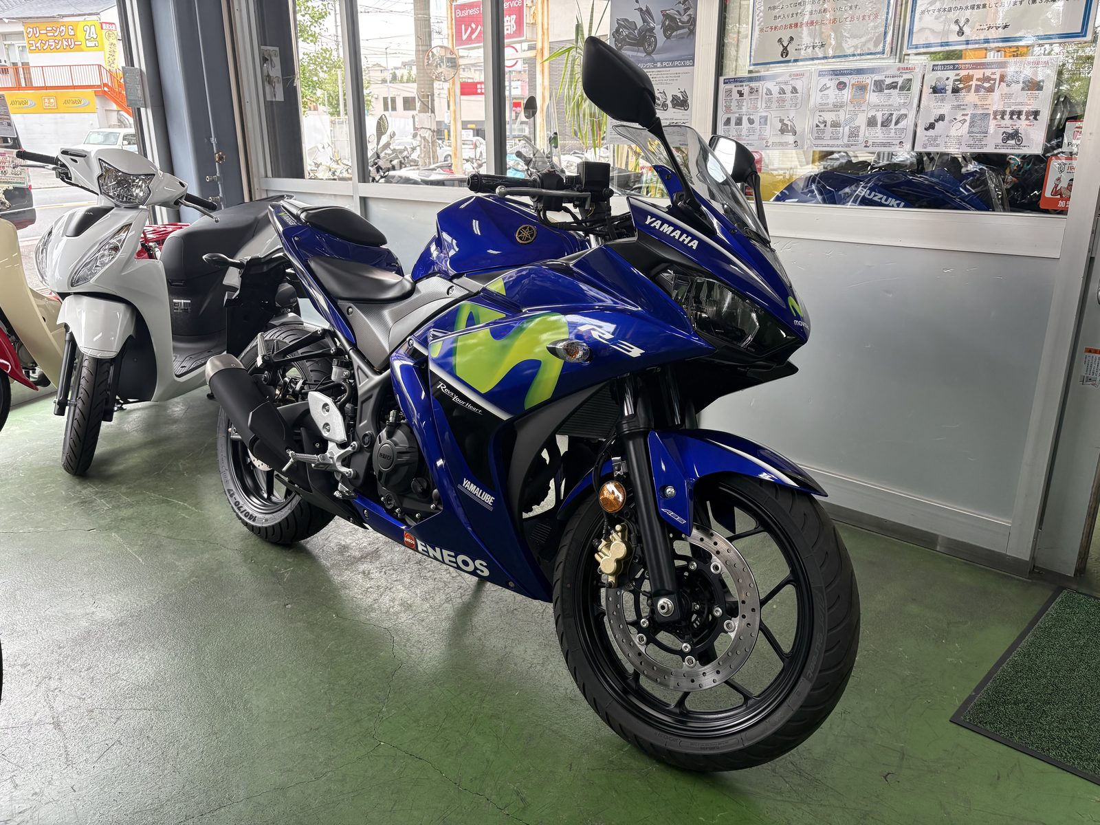ヤマハ販売店の店頭に置かれた中古のYAMAHA YZF-R3(2017年式・Movistarカラー)を右斜め前から