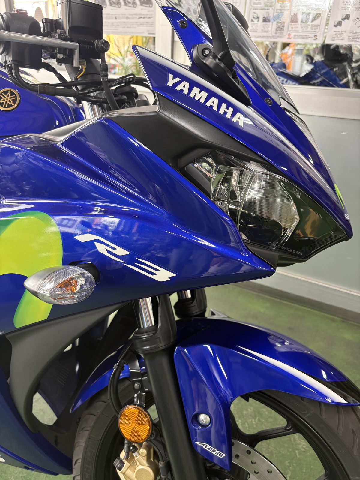 YZF-R3のフロントカウル。YAMAHAロゴとR3のロゴ、ヘッドライトのディテール