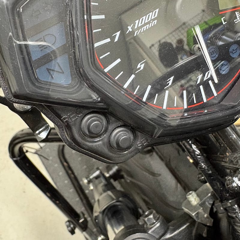 YZF-R3のメーター左下にある2つのボタンの寄り。左上のボタンの脇にRES、右下のボタンの脇にSELの刻印