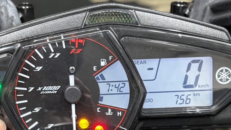 合わせる前のYZF-R3のメーター。燃料計と水温計の間の時計が7:42を表示している