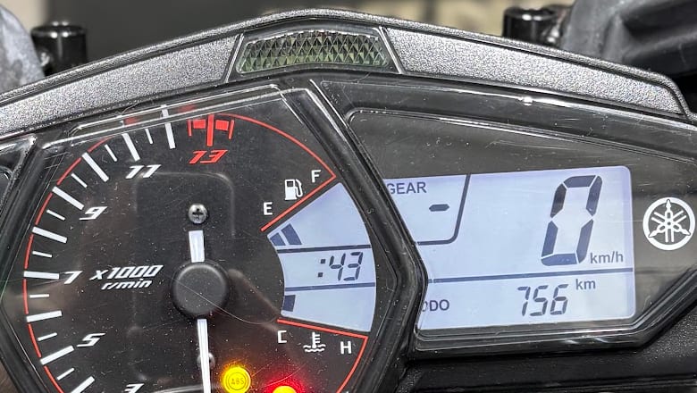 時の数字が点滅中のYZF-R3の時計。時の数字が消え、:43だけが表示されている