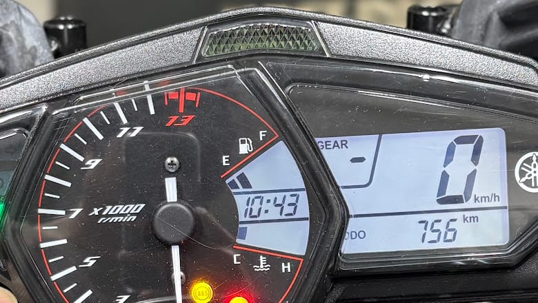 YZF-R3の時計。時を7から10に進めて10:43を表示している