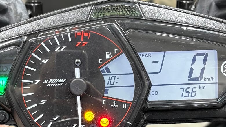 分の数字が点滅中のYZF-R3の時計。分の数字が消え、10:だけが表示されている