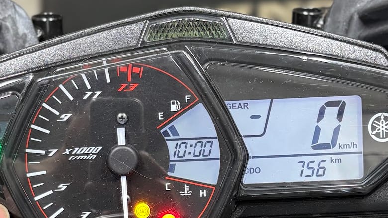 YZF-R3の時計。分を00に合わせて10:00を表示している