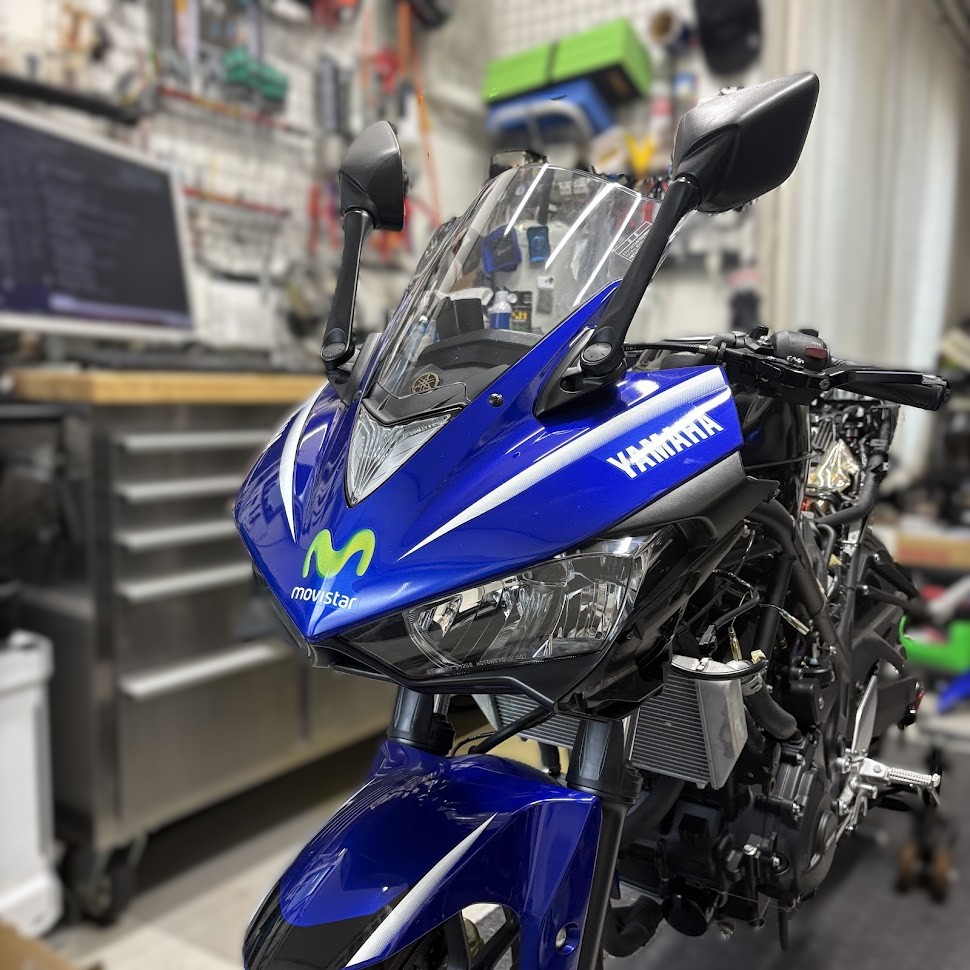 フロントカウリング装着状態のYZF-R3をフロントから見たところ