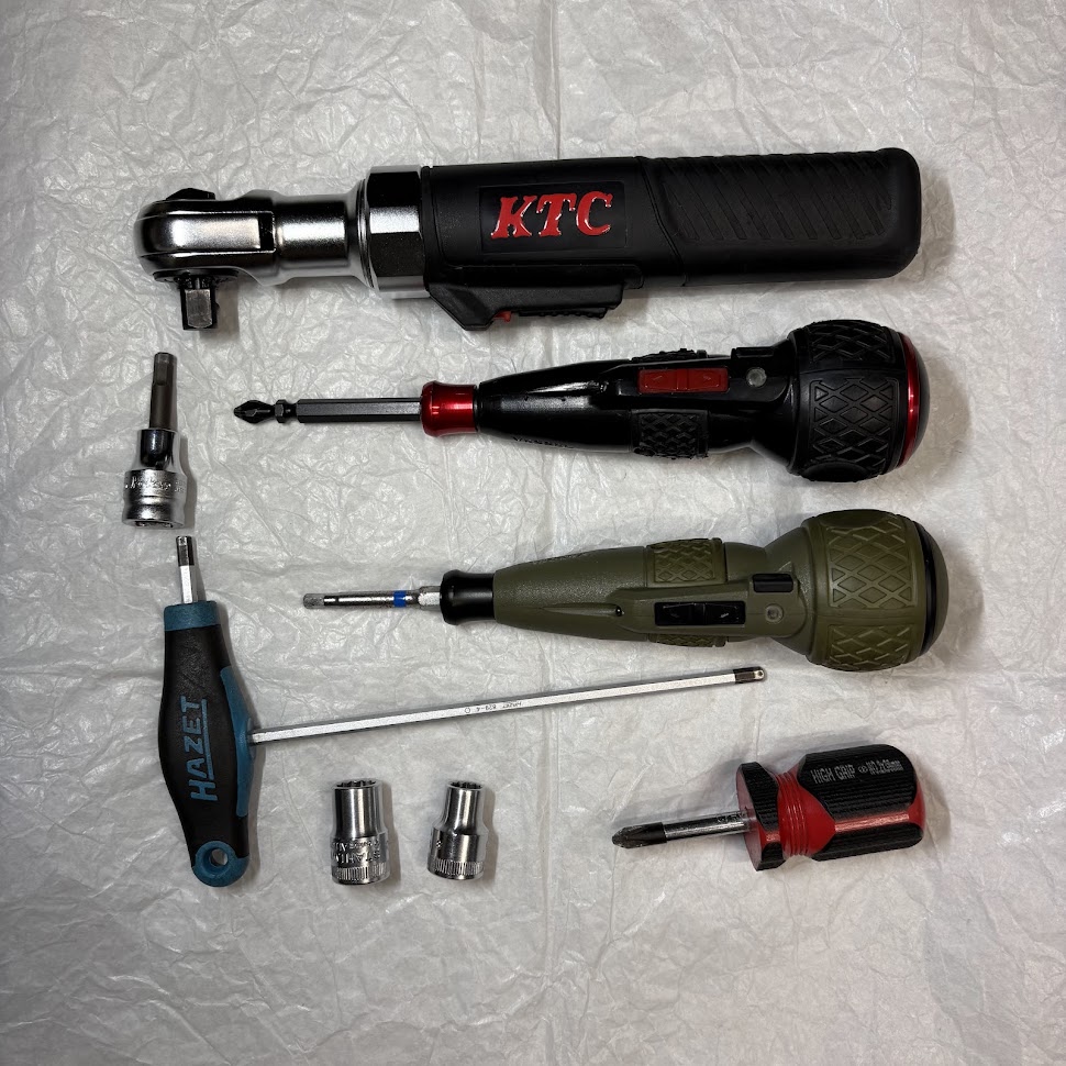 使用した工具一式。KTCの電動ラチェット、電動ドライバー2本、HAZETの六角レンチ、ソケット類