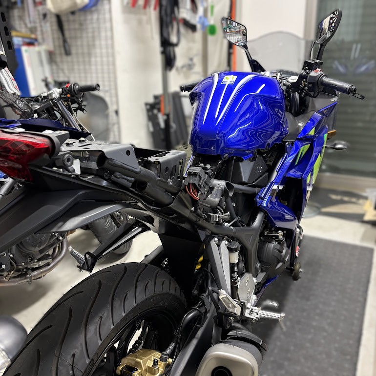 YAMAHA YZF-R3 のテール周り。シートを外した状態でテールカウルが装着されている