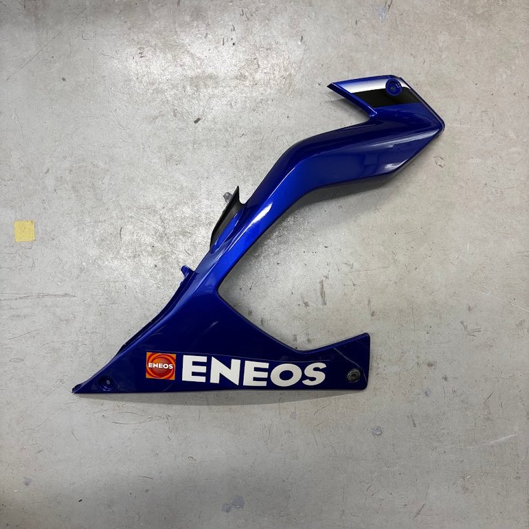 外したフロントボトムカウリング単体。ENEOSのロゴが入った外装面