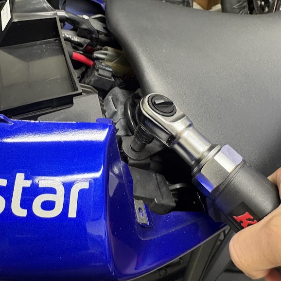 ライダーシートのボルトをKTCの電動ラチェットで外しているところ