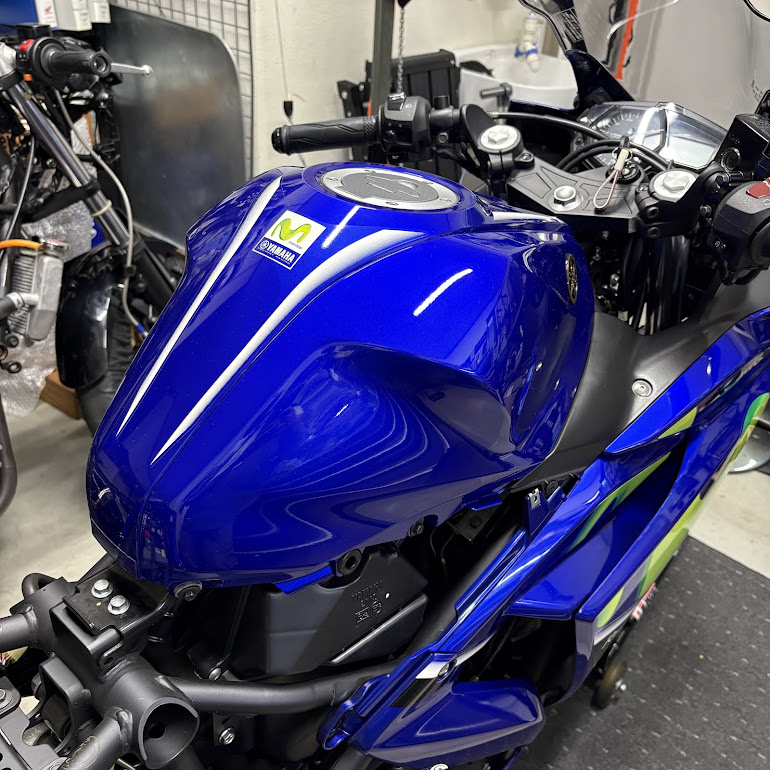 YZF-R3のタンク周り。フューエルタンクカバーが装着された状態