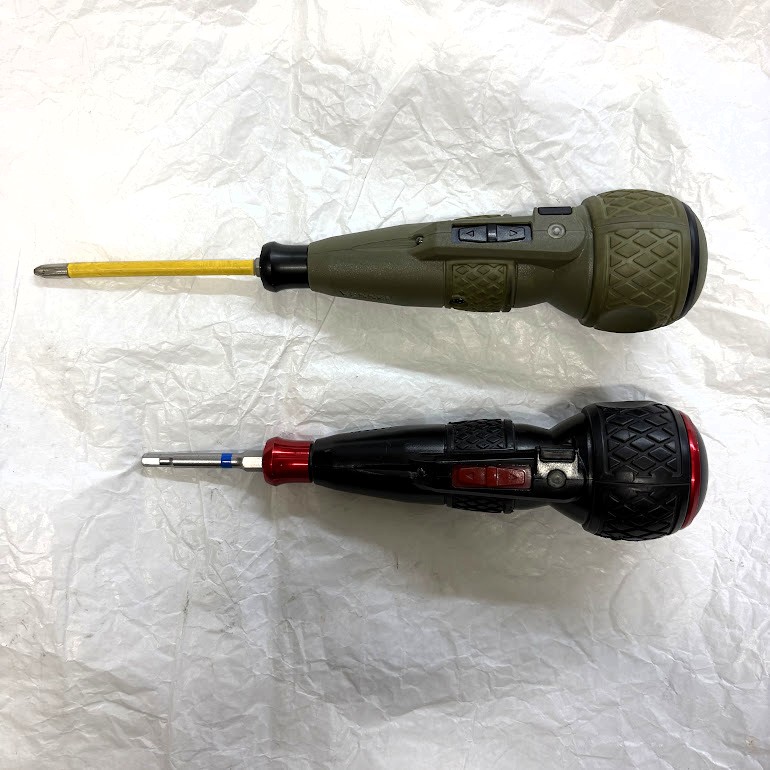 使用した工具2本。緑色のロングシャフトラチェットドライバーと、VESSELの黒いラチェットドライバー