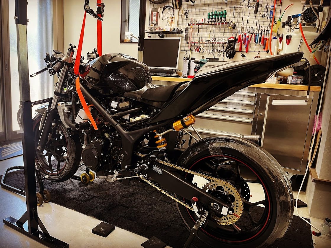 移植元の YZF-R25 を右側面から。カウルを外した状態で、オーリンズのリアサスペンションとバックステップが見える