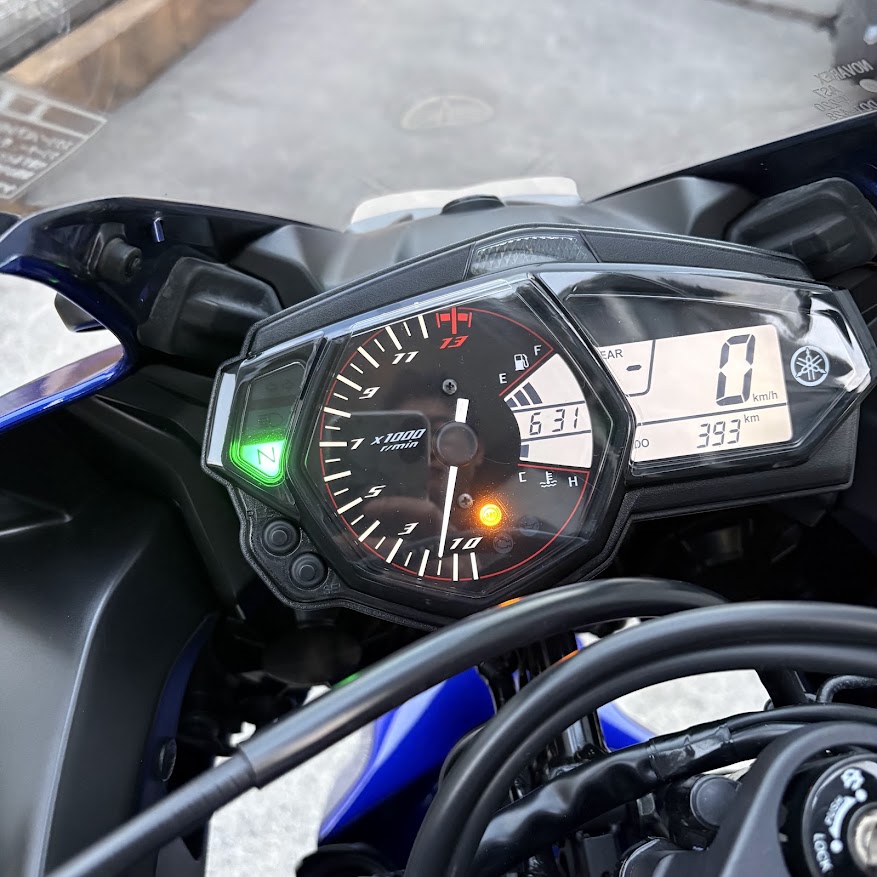 アイドリング中のYZF-R3メーター。ギア表示は緑のN（ニュートラル）、タコメーターはアイドル回転数を示している