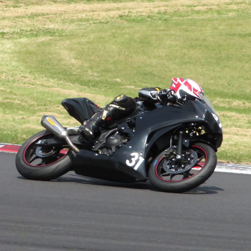 筑波サーキットを走行するサーキット仕様のYZF-R25。ゼッケン31
