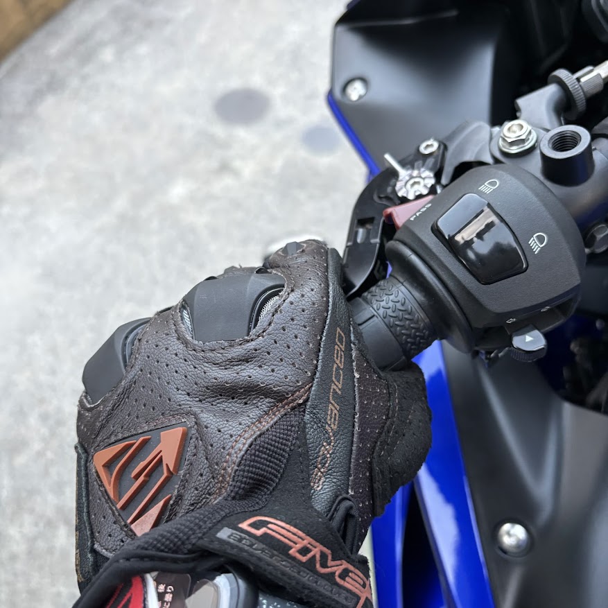 YZF-R3の左ハンドル、クラッチレバーを握っているところ