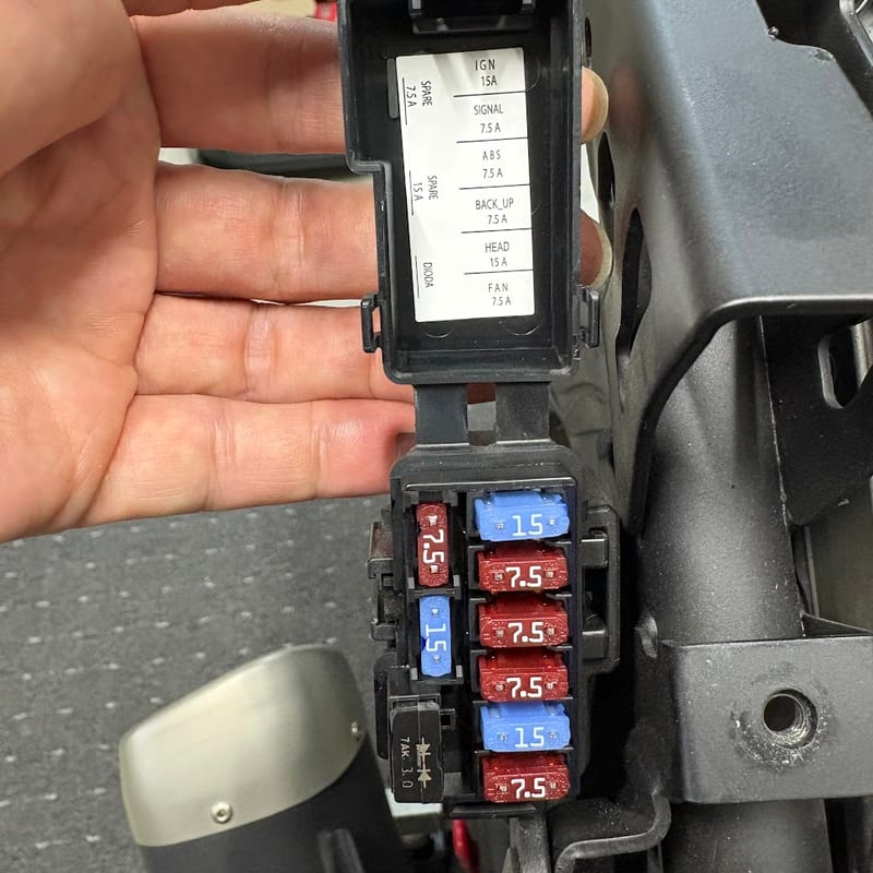 フタを開けたYZF-R3のヒューズボックス1。フタの裏に回路名と容量のラベル、本体に赤と青のミニ平型ヒューズが2列に並ぶ