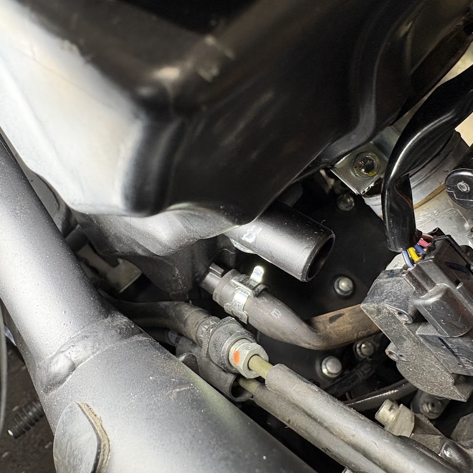 エアクリーナーボックスを浮かせた車体右側。ボックスから伸びるホースの接続部が見えている