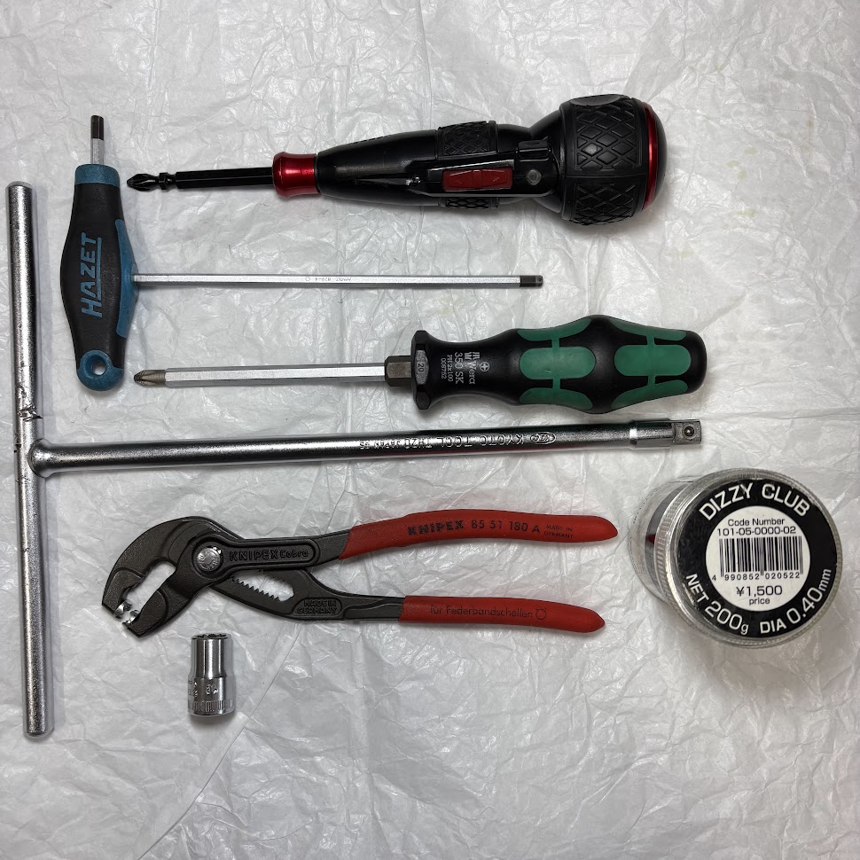 使った工具一式。KTCのT型ハンドルとエクステンションバー、ソケット、ラチェットドライバー、HAZETとWeraのドライバー、KNIPEXのホースクリップ用プライヤー、ステンレスワイヤーのスプール