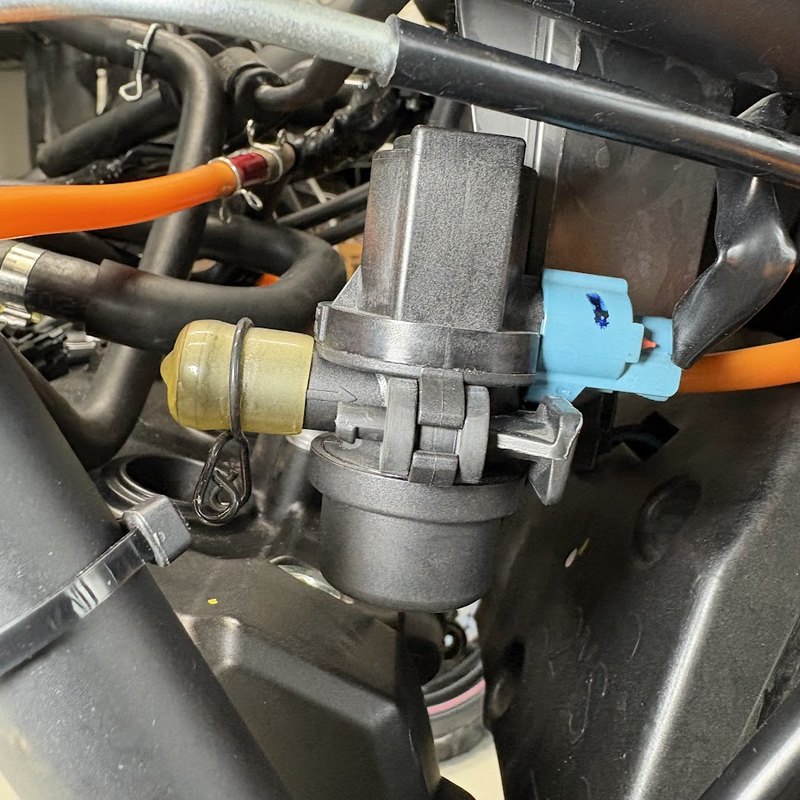 YZF-R3のエアカットバルブ。ホースを外したニップルにキャップを被せ、純正のクリップで留めてある。青いカプラーは接続したまま