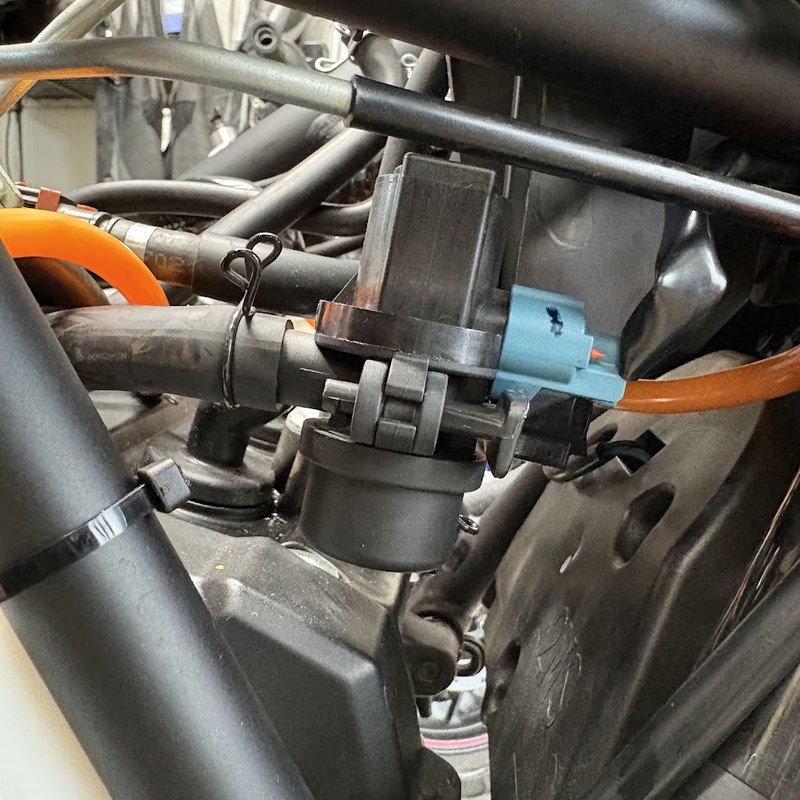 作業前のYZF-R3のエアカットバルブ。ホースが左と下へ伸び、青いカプラーが接続されている