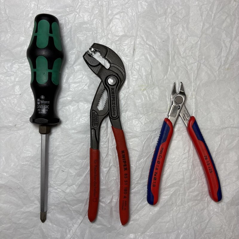 使った工具。Weraのプラスドライバー、KNIPEXのホースクリップ用プライヤーとエレクトロニクススーパーニッパー