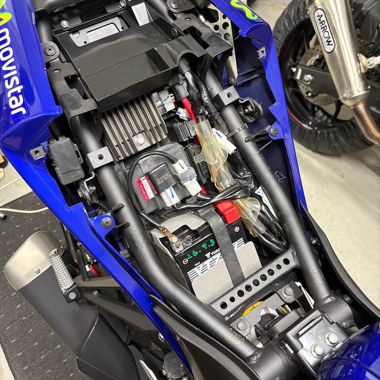 YZF-R3のバッテリー装着部全景。純正のGS YUASA YTZ7Vが装着された状態