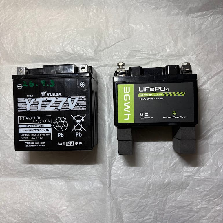 純正のGS YUASA YTZ7VバッテリーとリチウムのSPARK Cube SC02X-LFPを並べて比較。SPARK Cubeの方が一回り小さい