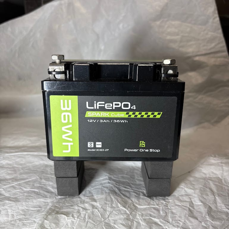Power One Stop SPARK Cube SC02X-LFP単体。下部にグレーのスポンジ状のスペーサーが付いた状態