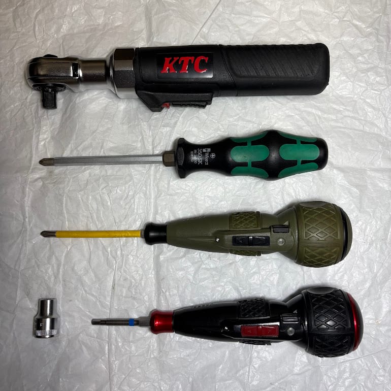 使用した工具一式。KTCのラチェットレンチ、ドライバー2種、ソケット