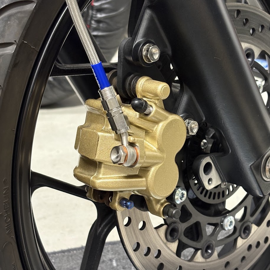 ステンレスメッシュホースをつないだ YZF-R3 のフロントブレーキキャリパー