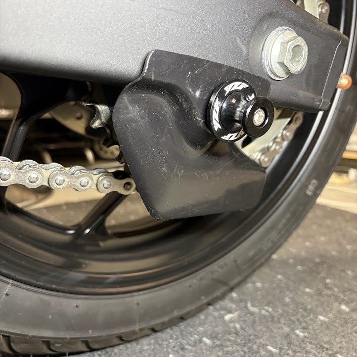YZF-R3に移植したドライブチェーンガード。リアスプロケットとチェーンの噛み合い部を外側から覆っている