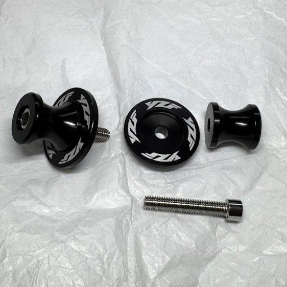 新調した汎用スタンドフック一式。YZFロゴ入りの黒いスプールとステンレスのボルト