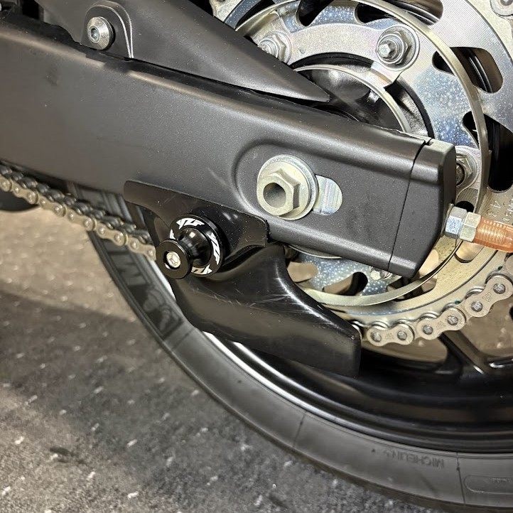 YZF-R3のスイングアームに取り付けたスタンドフック