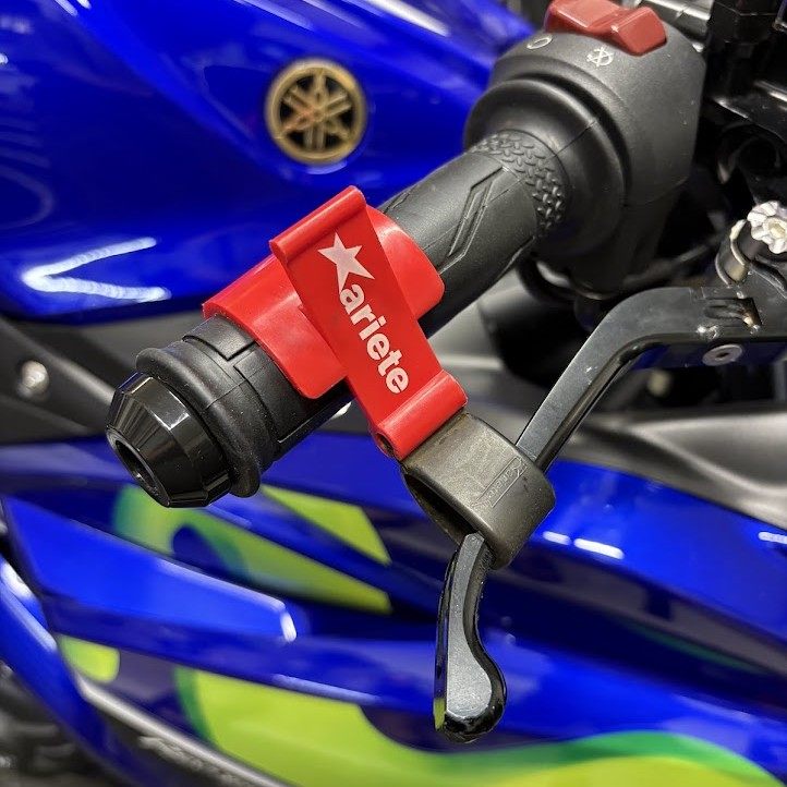 青いYZF-R3のフロントブレーキレバーに、Arieteの赤いブレーキロックを装着した状態