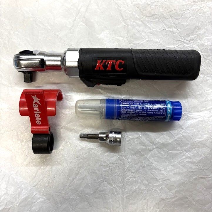 使った工具。KTCのコードレスラチェットレンチ、Arieteのブレーキロック、Permatexのネジロック剤、六角ビット