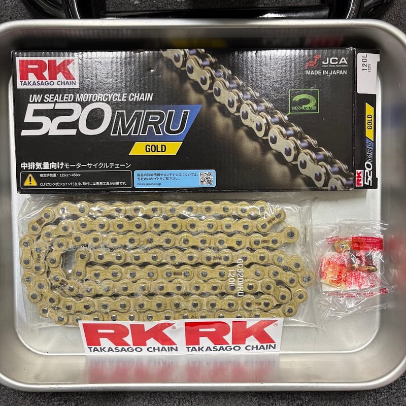 RK 520MRU GOLDの箱と、袋に入った120Lのチェーン、カシメジョイントの部品