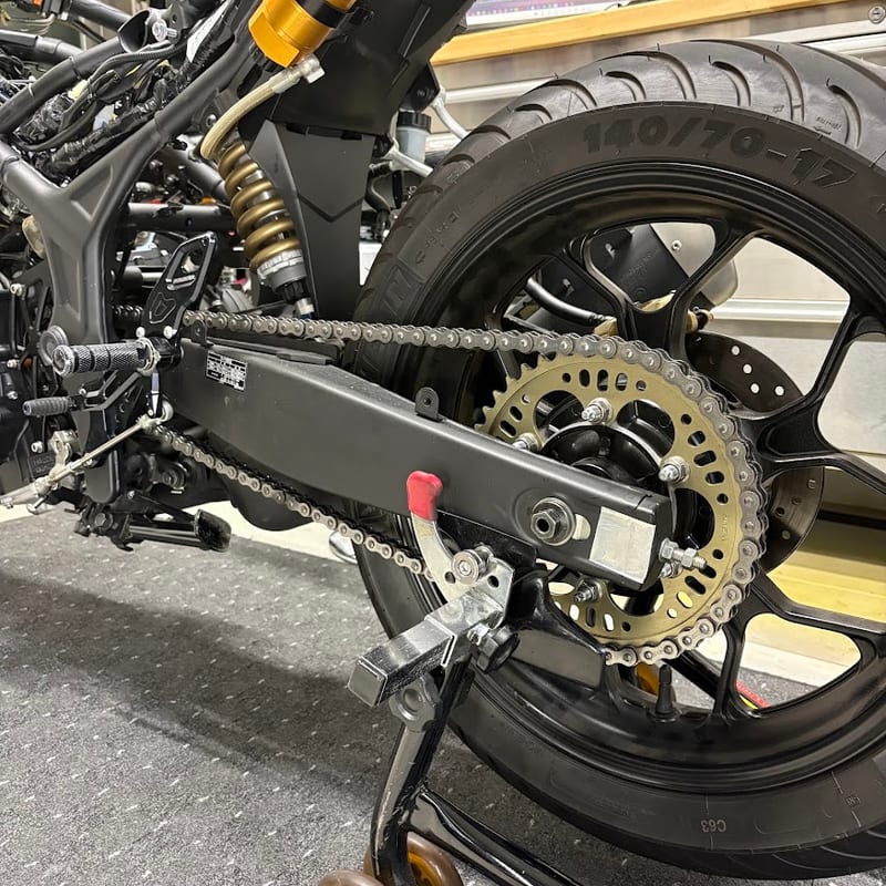 交換前のYZF-R3のリア。DIDの純正チェーンがリアスプロケットに掛かっている