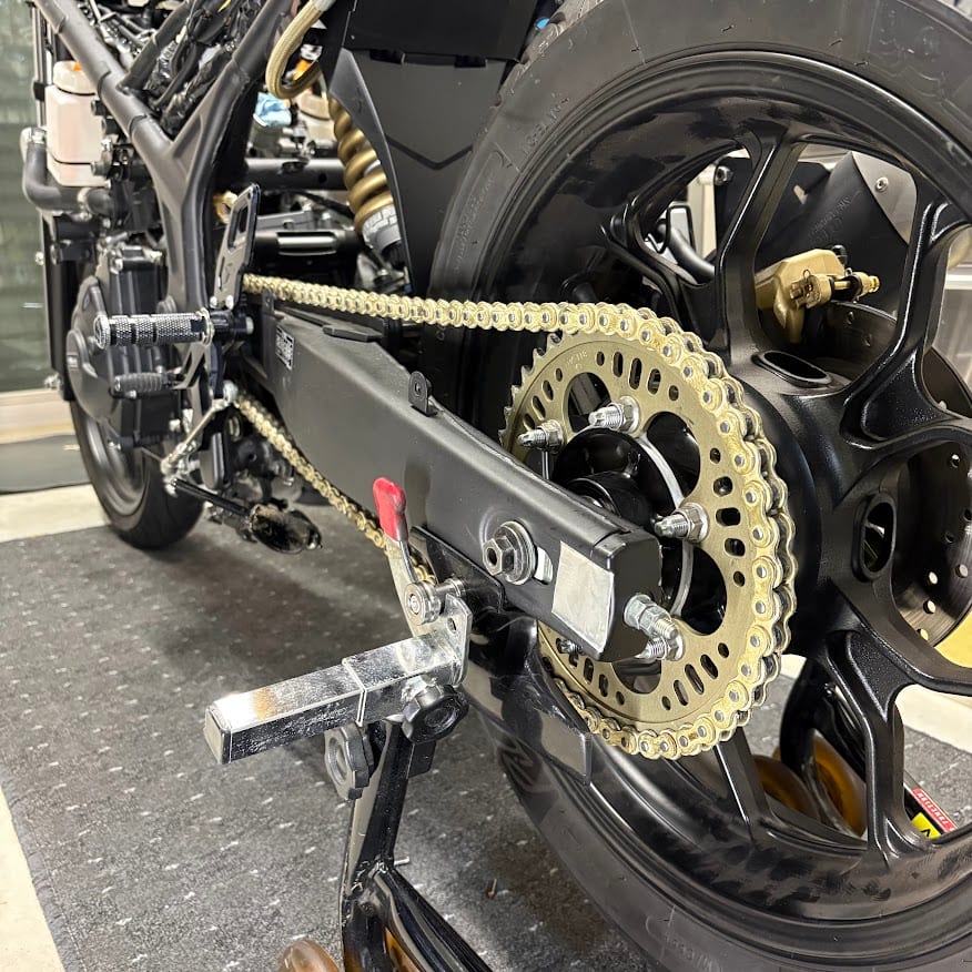 チェーン交換後のYZF-R3の左後方。金色のRK 520MRUがリアスプロケットに掛かっている