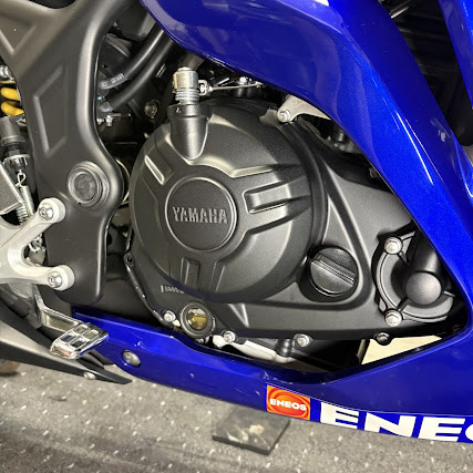 YZF-R3のエンジン右側。YAMAHAロゴの入った純正クラッチカバーが付いた状態