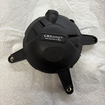 GB Racingのクラッチカバー単体。つや消し黒で塗装済み。GBRacingロゴとFIMの刻印が入る