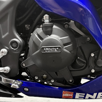 YZF-R3のエンジン右側。GB Racingのクラッチカバーを装着した状態