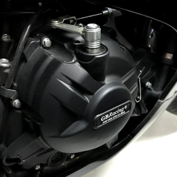 YZF-R25のエンジン右側。転倒前のGBRacingクラッチカバー。削れがなく、GBRacingのロゴとFIMの刻印が読める状態