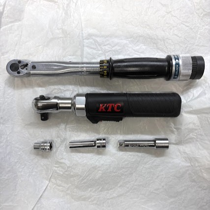 使用した工具。トルクレンチ、KTCのコードレスラチェットレンチ、8mmソケット、8mmロングソケット、50mmエクステンションバー