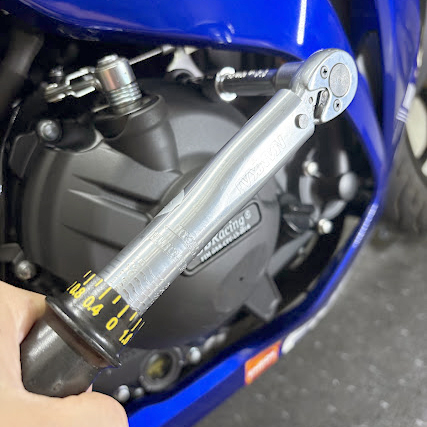 トルクレンチでGB Racingのクラッチカバーのボルトを締めているところ
