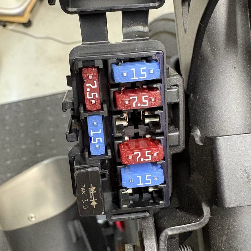 ヒューズボックス1。7.5A と 15A のミニ平型ヒューズが並び、右の列の3段目と最下段が空いている