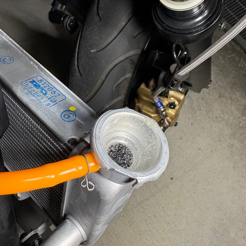 暖機を止めたときのフィラーネック。細かい気泡が浮き、水位がネックの上のほうまで来ている