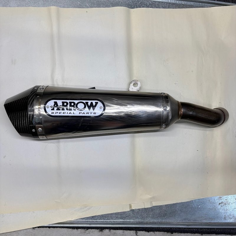 組み上がった ARROW のサイレンサー。カーボンのエンドキャップが付いている