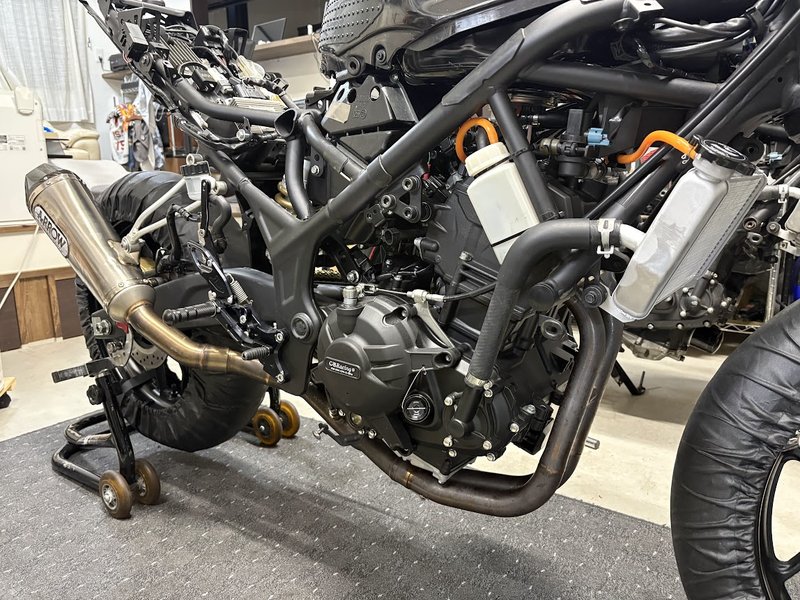 ARROW のフルエキゾーストを付けた YZF-R3 の右側。エキパイがエンジンの下を回り、サイレンサーがリアタイヤの横に伸びている